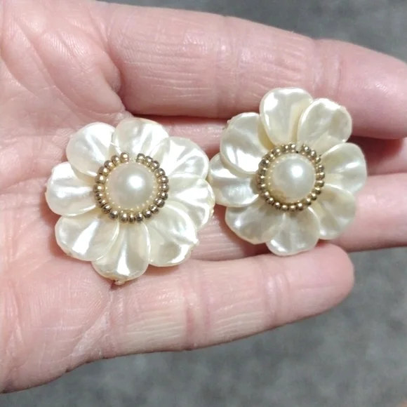 VINTAGE CLUSTERED IVORY SHELL FLORAL SILVER-TONE CLIP-ON DROP 1.2" EARRINGS - Picture 4 of 10